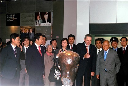 Mr. Rogge paid a visit to He Zhenliang Museum