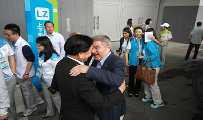 吴经国陪同国际奥委会主席巴赫参观青年奥运拳击场地