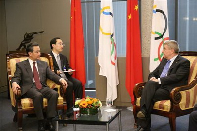 中国外交部长王毅会见国际奥委会主席巴赫