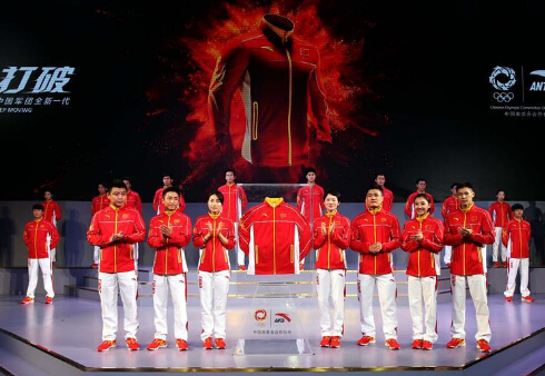 视频：中国体育代表团里约装备今发布 冠军“龙服”亮相水立方