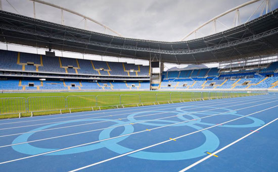 里约奥运体育场田径跑道五环标志完成