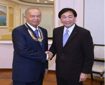 吴经国颁发杰出勋章给乌兹别克总统Islam Karimov